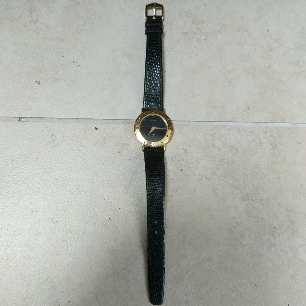 Vintage Black Leather Gucci Watch